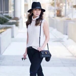 Aritzia Babaton Hiram Sleeveless Sweater Size Medium